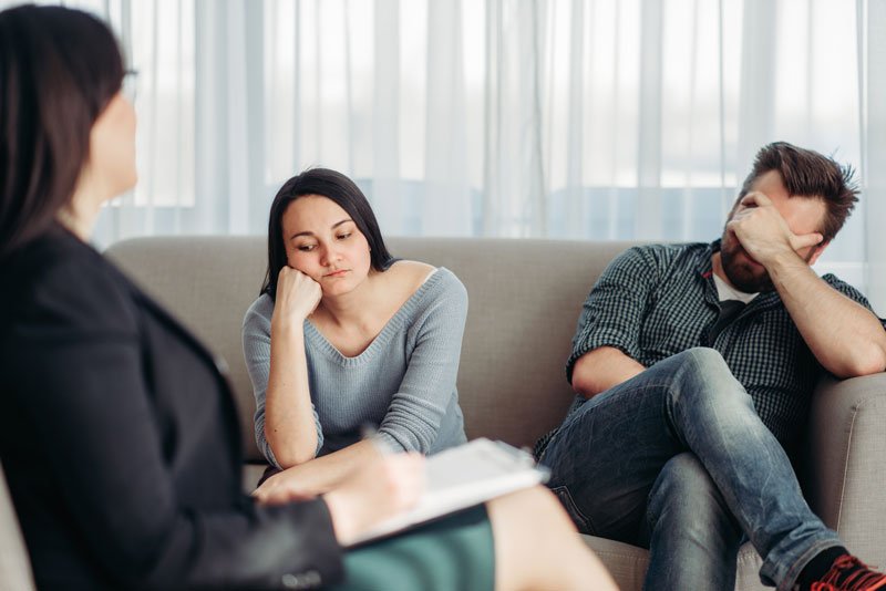 Psicóloga especialista en terapia de pareja en Málaga trabajando la comunicación y la confianza de una pareja.